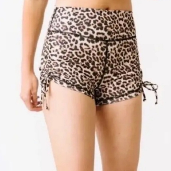 ZYIA Pants - Zyia Leopard Brilliant Scrunch Hustle Shorts